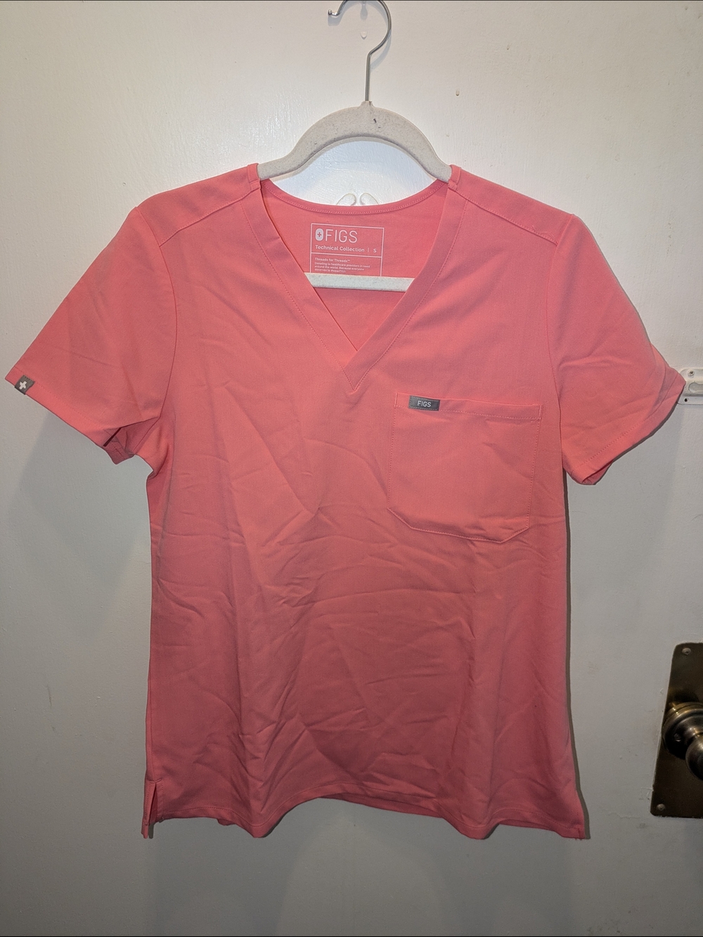 Figs Coral Pink Scrub Set with Yellow Neck Tie Size Small - Picture 3 of 7